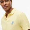 Polo de piqué con monograma en letra cursiva y corte regular