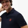 Polo de piqué con monograma en letra cursiva y corte regular
