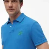 Polo de piqué con monograma en letra cursiva y corte regular