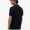 Polo de piqué con monograma en letra cursiva y corte regular