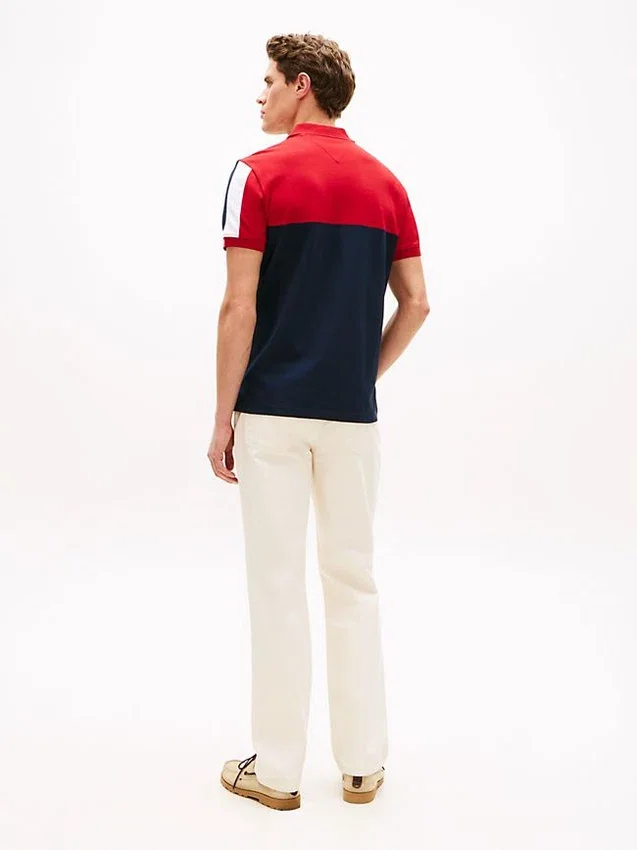 Polo de piqué con rayas en bloques de color y corte regular Polo de piqué con rayas en bloques de color y corte regular