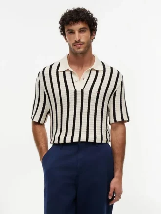 Polo de punto abierto a rayas de corte clásico