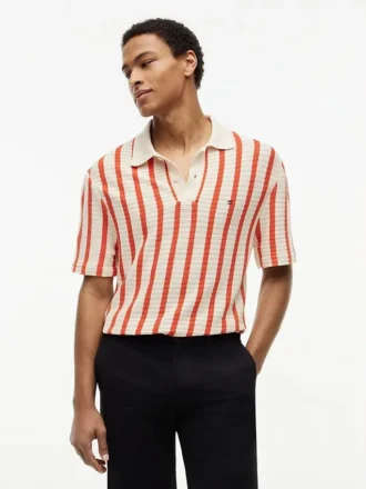 Polo de punto abierto a rayas de corte clásico