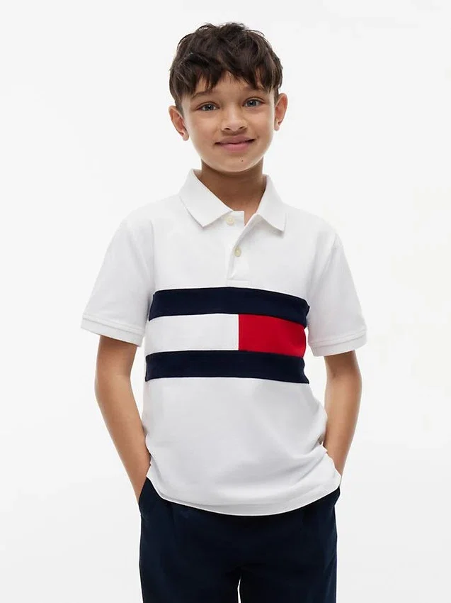 Polo elástico con bandera y bloques de color para niño Polo elástico con bandera y bloques de color para niño