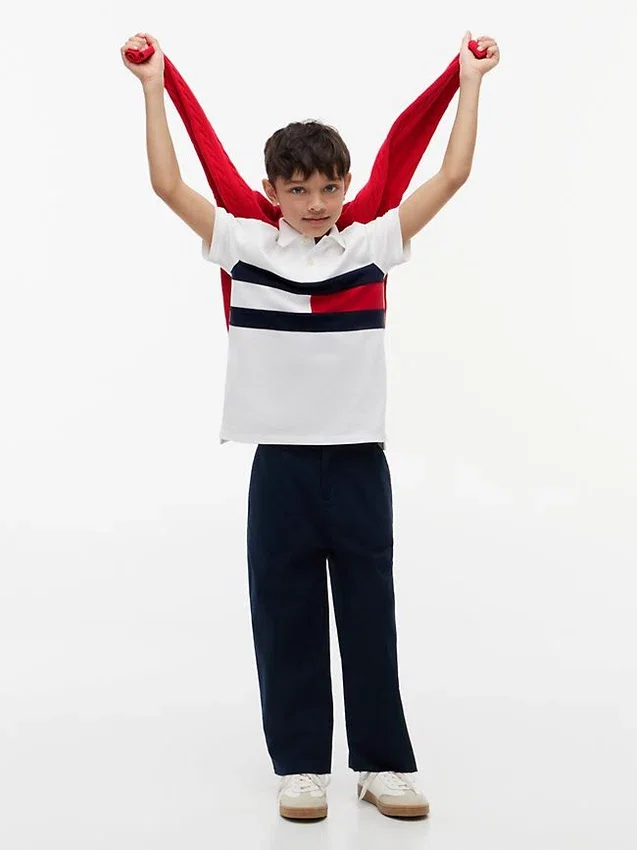 Polo elástico con bandera y bloques de color para niño Polo elástico con bandera y bloques de color para niño