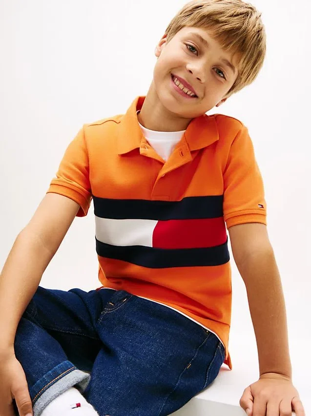 Polo elástico con bandera y bloques de color para niño Polo elástico con bandera y bloques de color para niño