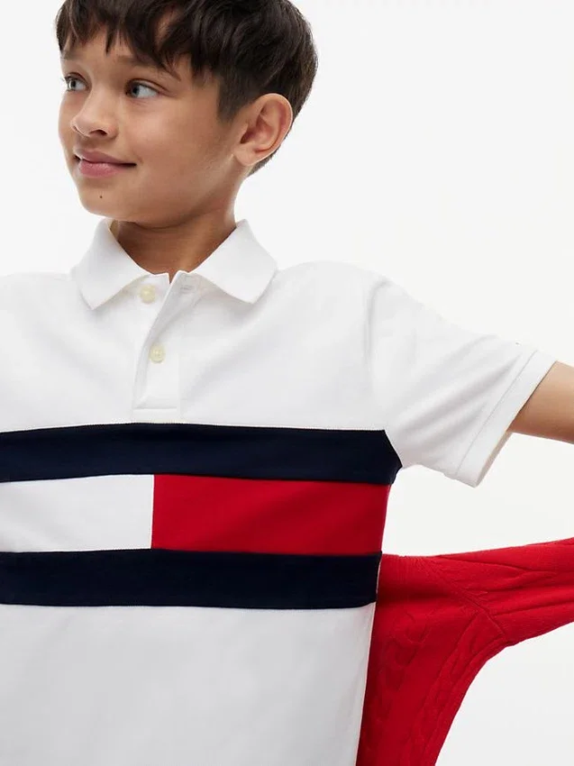 Polo elástico con bandera y bloques de color para niño Polo elástico con bandera y bloques de color para niño