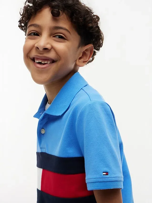 Polo elástico con bandera y bloques de color para niño Polo elástico con bandera y bloques de color para niño