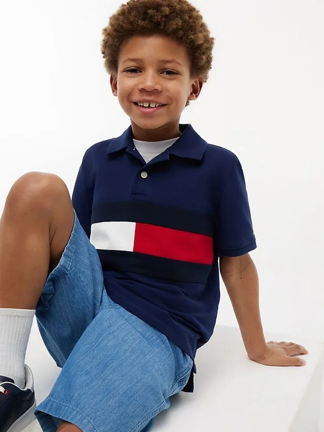 Polo elástico con bandera y bloques de color para niño Polo elástico con bandera y bloques de color para niño