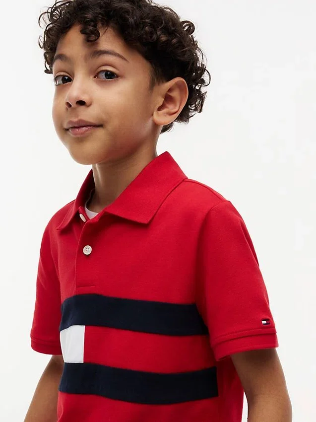 Polo elástico con bandera y bloques de color para niño Polo elástico con bandera y bloques de color para niño
