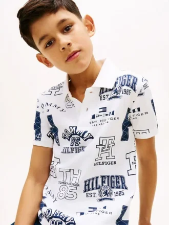 Polo elástico con logo integral para niños