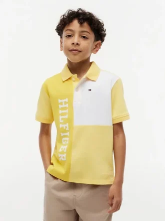 Polo elástico con logo y bloques de color para niño