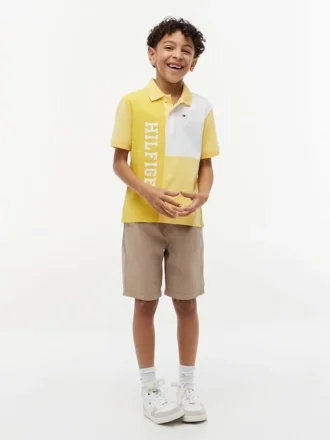 Polo elástico con logo y bloques de color para niño