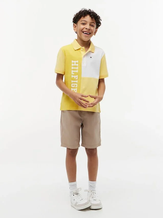 Polo elástico con logo y bloques de color para niño Polo elástico con logo y bloques de color para niño
