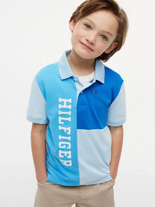 Polo elástico con logo y bloques de color para niño Polo elástico con logo y bloques de color para niño