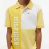 Polo elástico con logo y bloques de color para niño Polo elástico con logo y bloques de color para niño