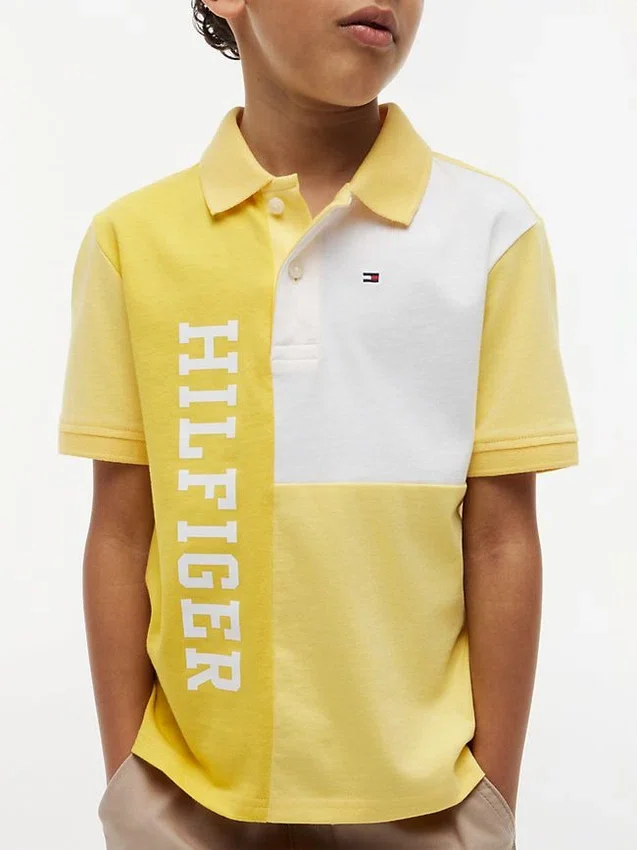 Polo elástico con logo y bloques de color para niño Polo elástico con logo y bloques de color para niño