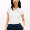 Polo elástico con monograma en letra cursiva y corte entallado