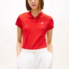 Polo elástico con monograma en letra cursiva y corte entallado