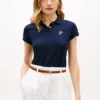 Polo elástico con monograma en letra cursiva y corte entallado