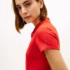Polo elástico con monograma en letra cursiva y corte entallado