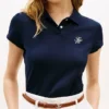 Polo elástico con monograma en letra cursiva y corte entallado
