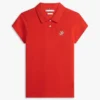 Polo elástico con monograma en letra cursiva y corte entallado