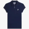 Polo elástico con monograma en letra cursiva y corte entallado