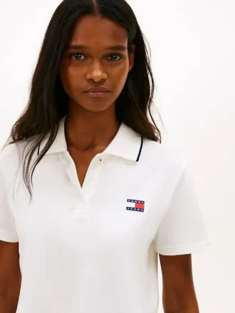 Polo Tommy Jeans de corte recto y largo corto