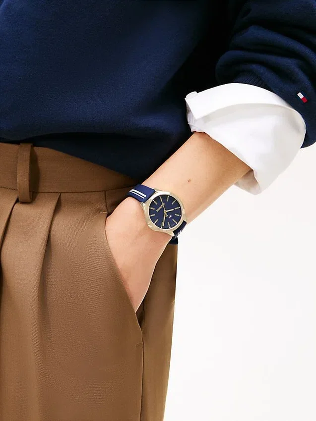 Reloj con correa de rayas emblemáticas de 34 mm Reloj con correa de rayas emblemáticas de 34 mm