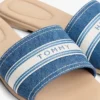 Sandalias tipo chancla de denim con logo de cinta