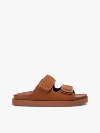 Sandalias tipo slide de doble correa en piel nobuck Sandalias tipo slide de doble correa en piel nobuck