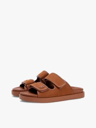 Sandalias tipo slide de doble correa en piel nobuck Sandalias tipo slide de doble correa en piel nobuck
