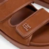 Sandalias tipo slide de doble correa en piel nobuck