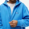 Sudadera con capucha y cremallera para niño con bandera en tonos Sudadera con capucha y cremallera para niño con bandera en tonos