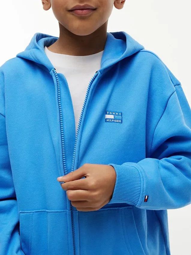 Sudadera con capucha y cremallera para niño con bandera en tonos Sudadera con capucha y cremallera para niño con bandera en tonos