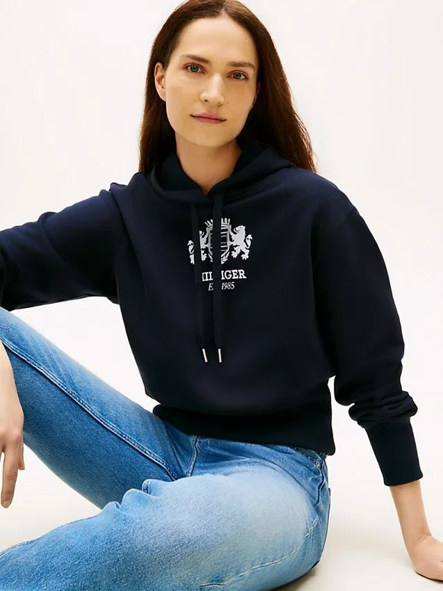 Sudadera con capucha y logotipo en el pecho Sudadera con capucha y logotipo en el pecho