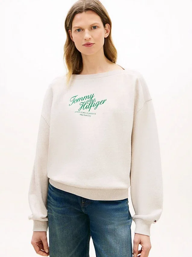 Sudadera con cuello barco y logotipo en letra cursiva Sudadera con cuello barco y logotipo en letra cursiva