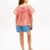 Top infantil con estampado tropical y mangas abullonadas Top infantil con estampado tropical y mangas abullonadas