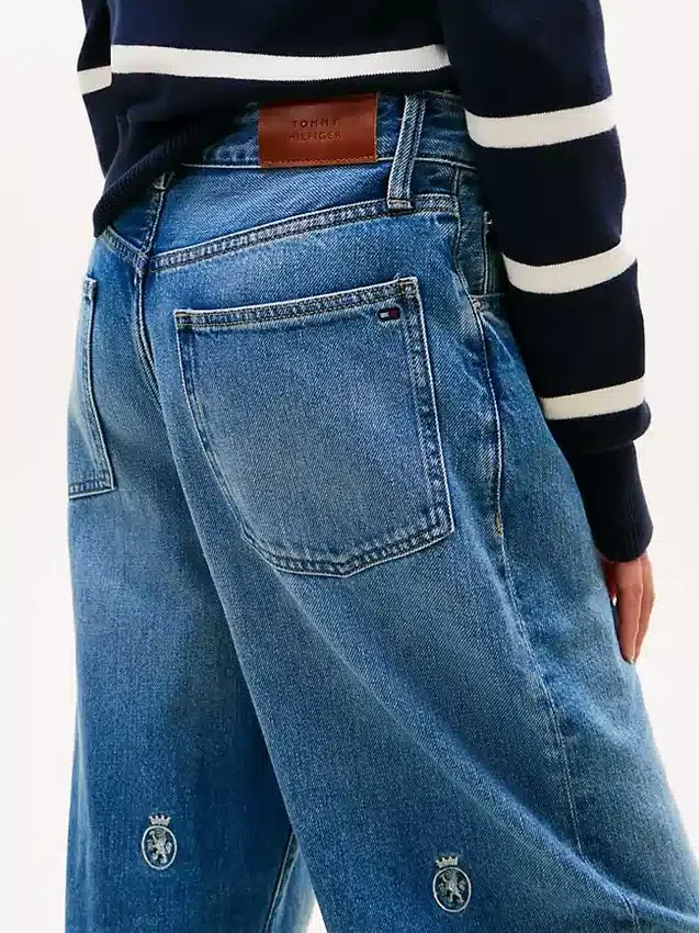 Vaqueros de talle medio con estampado de escudos Vaqueros de talle medio con estampado de escudos