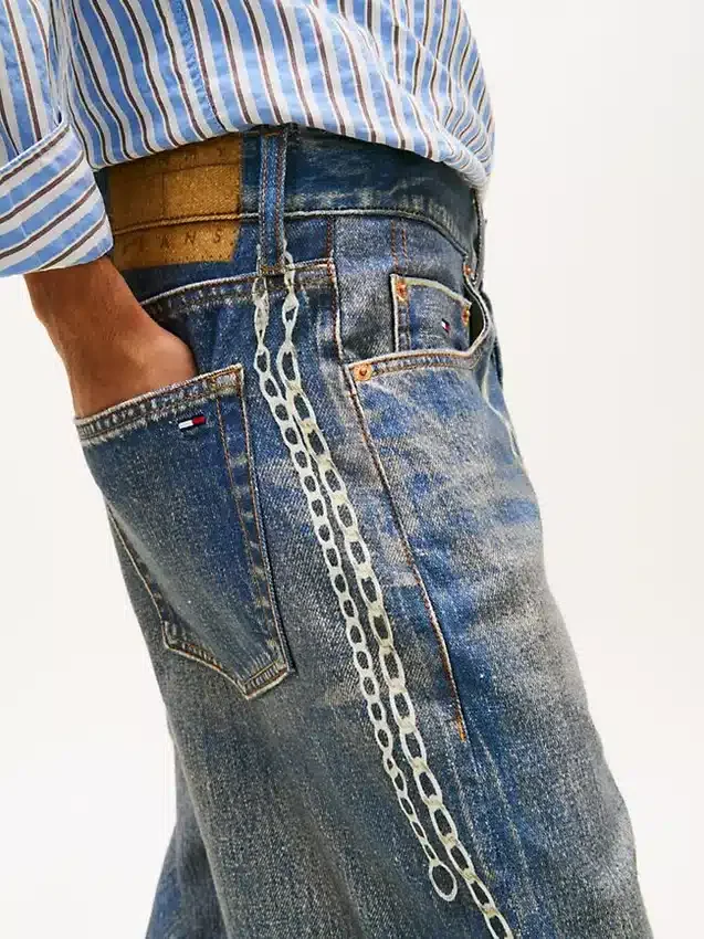 Vaqueros holgados con estampado de cadenas de Tommy Jeans Vaqueros holgados con estampado de cadenas de Tommy Jeans