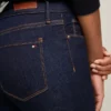 Vaqueros pitillo de talle medio y lavado oscuro Vaqueros pitillo de talle medio y lavado oscuro