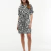 Vestido camisero de mezcla de lino con estampado tropical