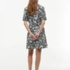Vestido camisero de mezcla de lino con estampado tropical