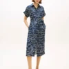 Vestido camisero midi de lino con cinturón y estampado de banderas