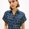 Vestido camisero midi de lino con cinturón y estampado de banderas