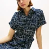 Vestido camisero midi de lino con cinturón y estampado de banderas