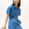 Vestido camisero vaquero de lavado medio con cinturón Vestido camisero vaquero de lavado medio con cinturón