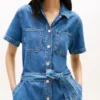Vestido camisero vaquero de lavado medio con cinturón Vestido camisero vaquero de lavado medio con cinturón
