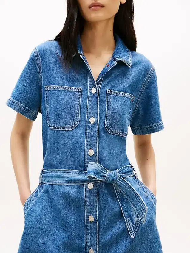 Vestido camisero vaquero de lavado medio con cinturón Vestido camisero vaquero de lavado medio con cinturón
